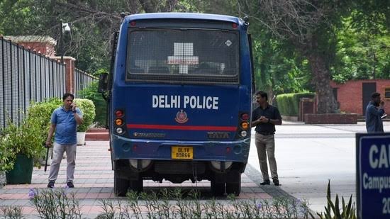 दिल्ली के कई स्कूलों को मिली बम से उड़ाने की धमकी, तलाशी अभियान जारी